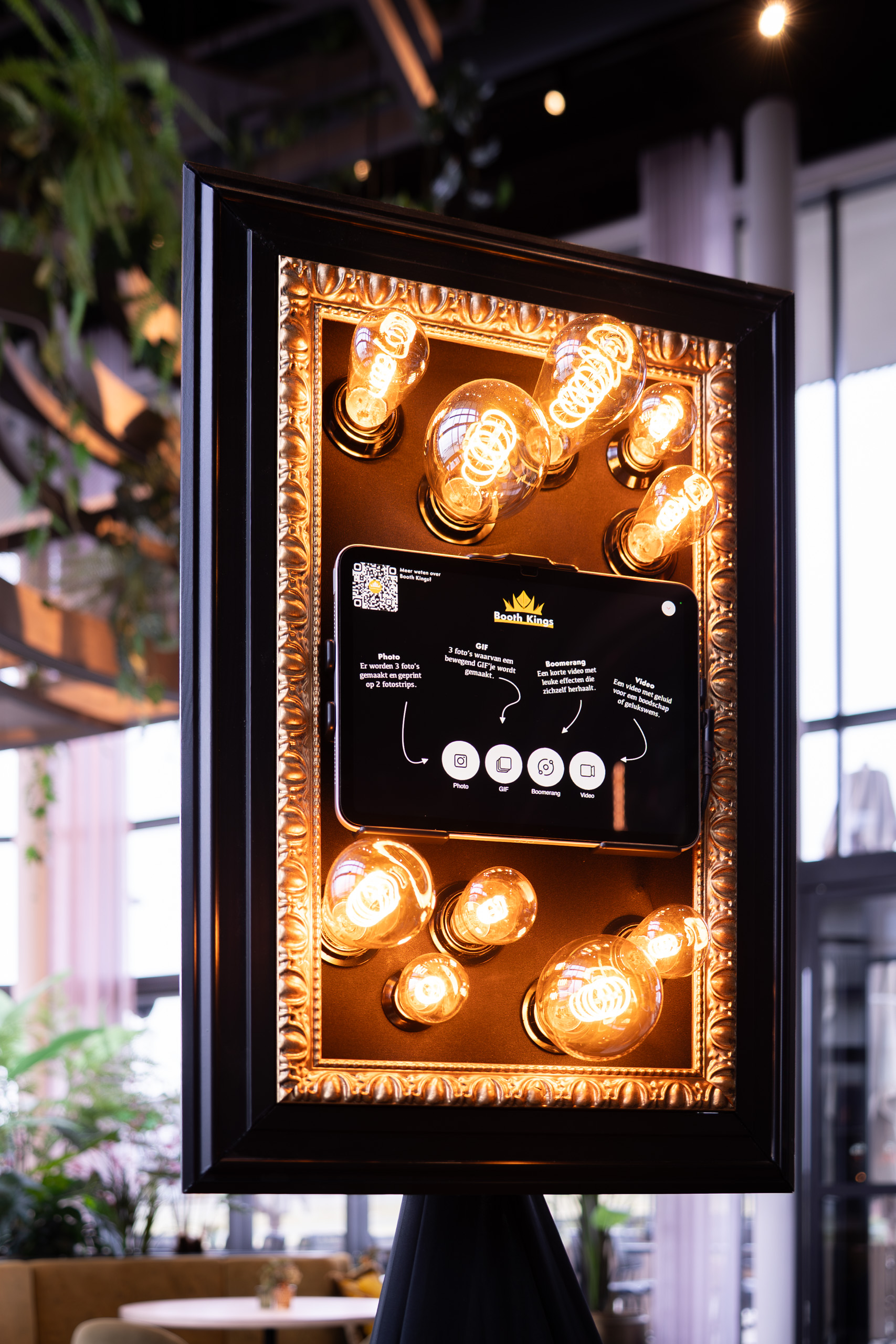 Close-up van de Shiny photobooth met meerdere zichtbare LED-filamentlampen die een goud-oranje gloed geven.